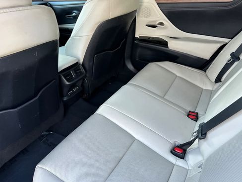 Used 2023 Lexus ES 300h w/ Premium Package image 4