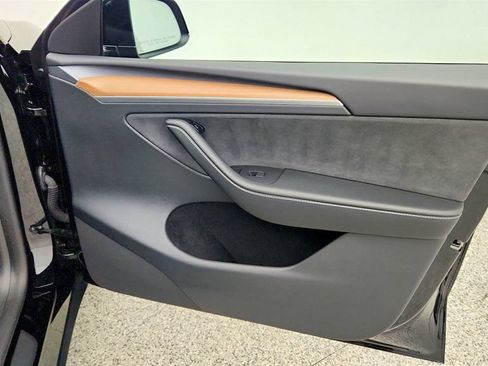 Used 2023 Tesla Model Y Long Range AWD/4WD image 29