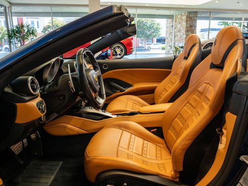 Used 2016 Ferrari California T RWD image 10