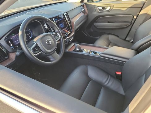 Used 2023 Volvo XC60 B5 Plus image 3