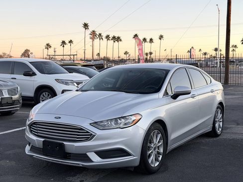 Used 2017 Ford Fusion SE image 1