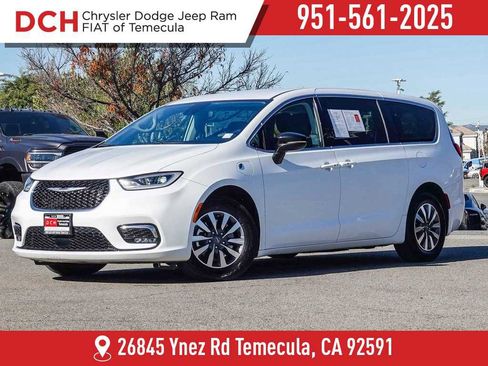 Certified 2024 Chrysler Pacifica Select image 1