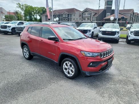 Used 2025 Jeep Compass Latitude AWD/4WD image 1