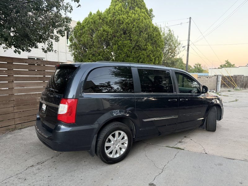 Used 2014 Chrysler Town & Country Touring FWD image 4