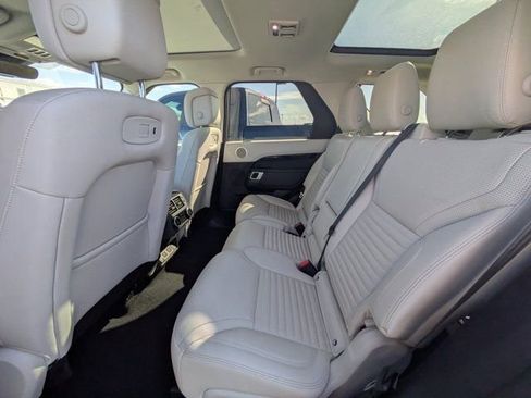 Used 2025 Land Rover Discovery S image 10