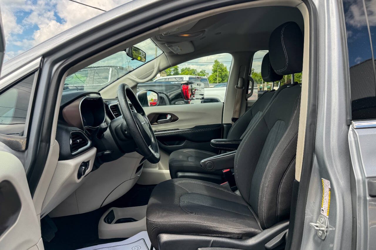 Used 2020 Chrysler Voyager L FWD image 18