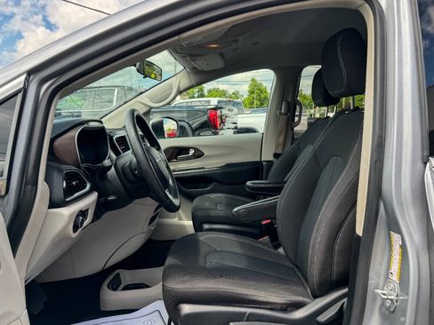 Used 2020 Chrysler Voyager L FWD image 18