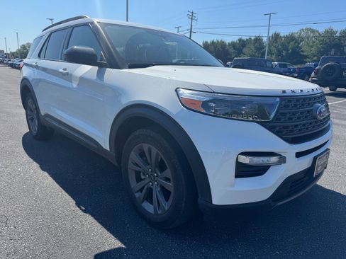 Used 2023 Ford Explorer XLT w/ Equipment Group 202A AWD/4WD image 7