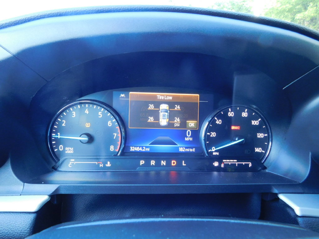 Used 2022 Ford Explorer XLT w/ Equipment Group 202A RWD image 11
