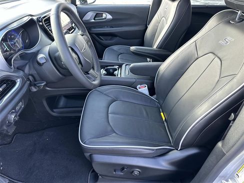New 2026 Chrysler Pacifica Limited image 14