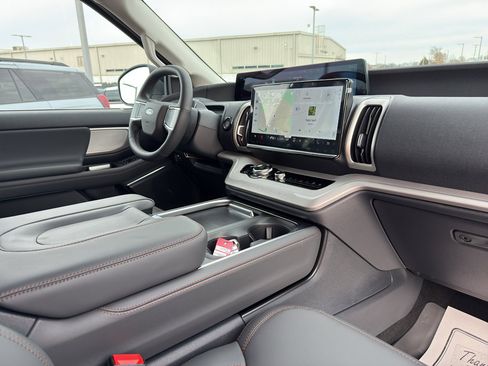 New 2025 Ford Expedition Active image 12