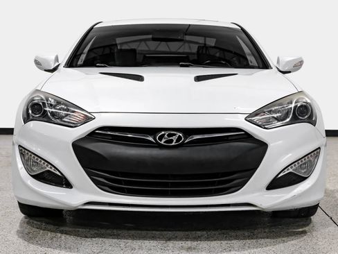Used 2013 Hyundai Genesis 3.8 RWD image 3