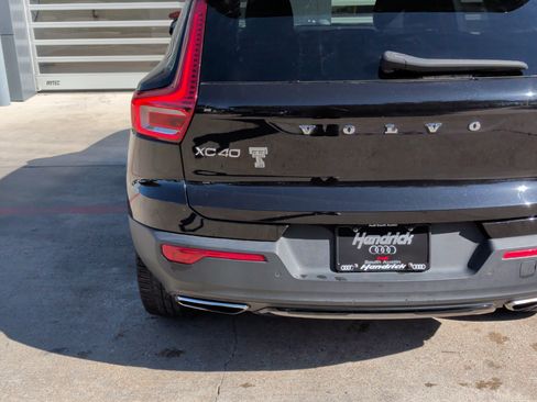 Used 2020 Volvo XC40 T4 R-Design image 17