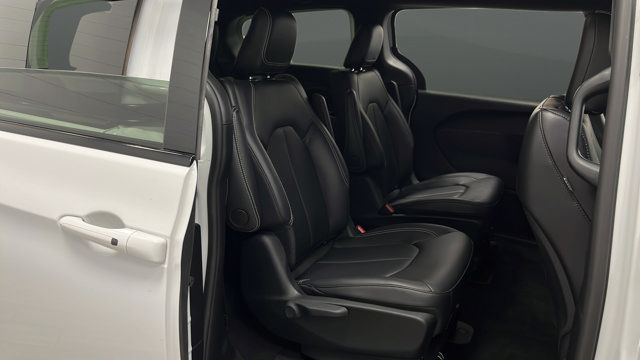 Used 2024 Chrysler Pacifica Limited FWD image 25