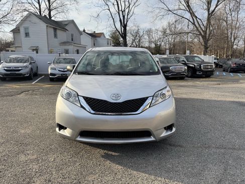 Used 2014 Toyota Sienna L image 3