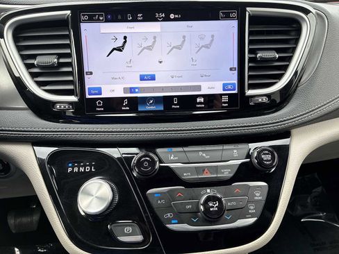 Certified 2023 Chrysler Pacifica Touring-L image 16