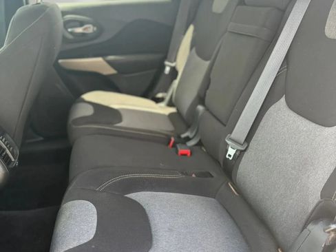 Used 2018 Jeep Cherokee Latitude FWD image 18