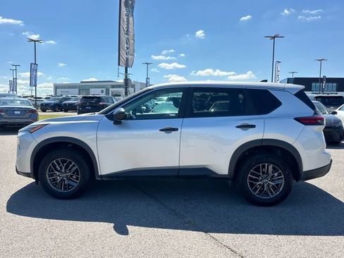 Used 2024 Nissan Rogue S FWD image 2