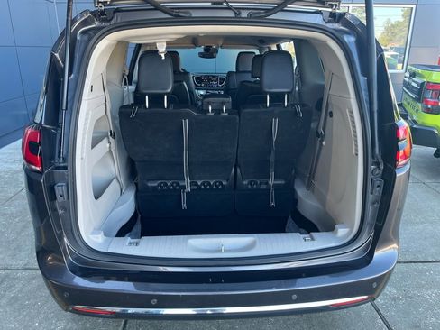 Used 2023 Chrysler Pacifica Touring-L FWD image 26