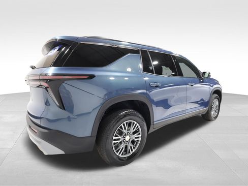 Used 2025 Chevrolet Traverse LT image 4