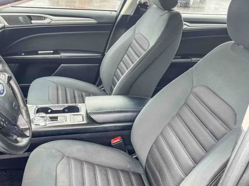 Used 2017 Ford Fusion SE w/ Fusion SE Technology Package image 9