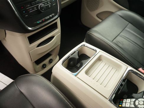 Used 2016 Chrysler Town & Country Touring FWD image 29