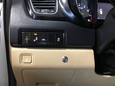 Used 2017 Kia Sedona LX w/ LX Essentials Premium Package image 29