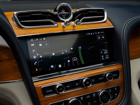 Used 2024 Bentley Bentayga AWD/4WD image 49