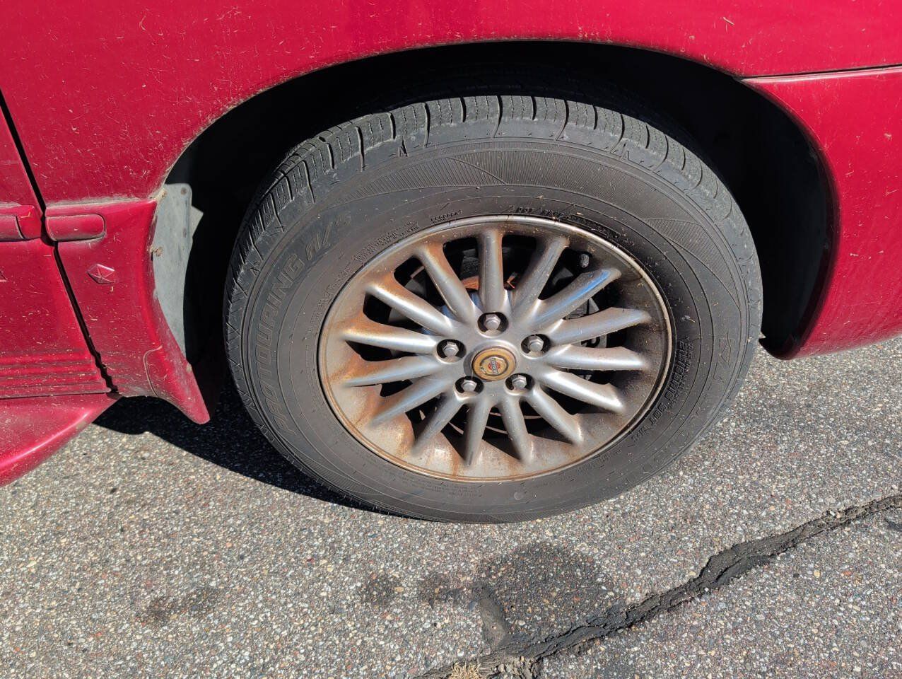 Used 1999 Chrysler Town & Country Limited FWD image 12