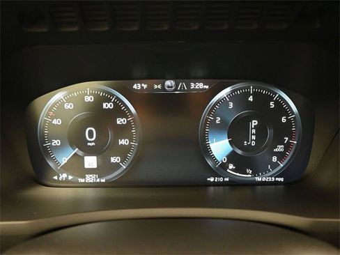 Used 2022 Volvo XC90 T6 Momentum w/ Advanced Package image 24