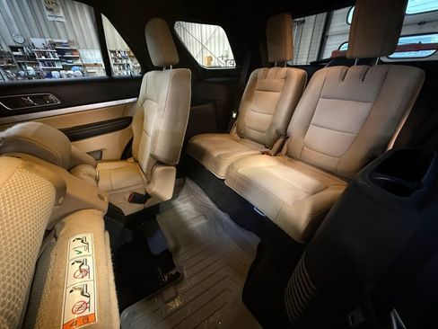 Used 2017 Ford Explorer XLT image 25