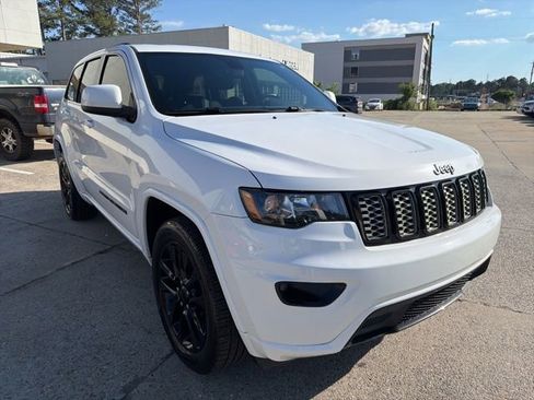 Used 2017 Jeep Grand Cherokee Altitude RWD image 4