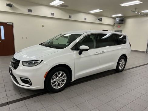 Used 2023 Chrysler Pacifica Touring-L image 4