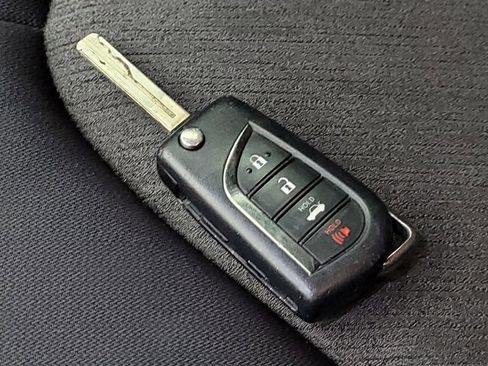 Used 2020 Toyota Camry LE image 32