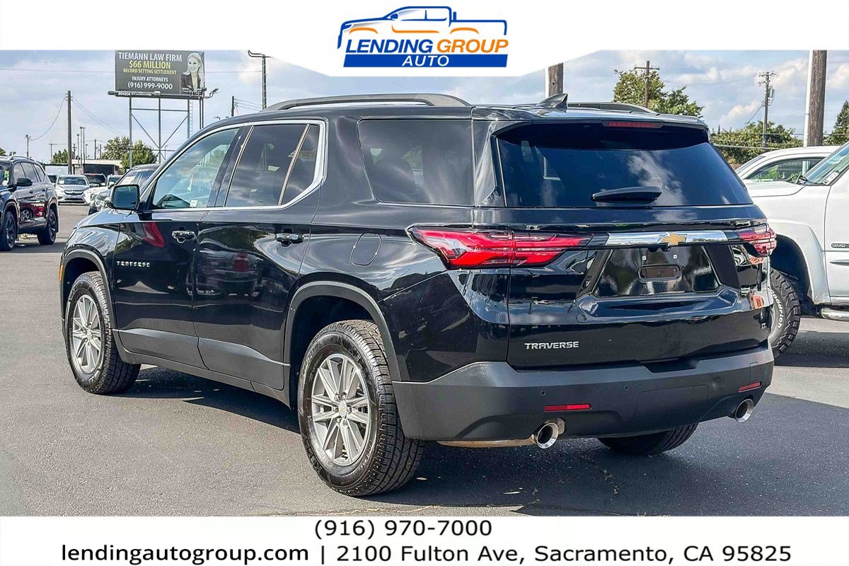 Used 2023 Chevrolet Traverse LT FWD image 2