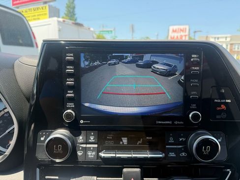 Used 2022 Toyota Highlander XLE AWD/4WD image 26