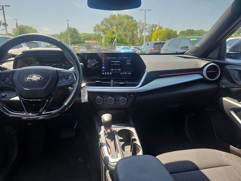 Used 2024 Chevrolet Trax RS FWD image 13