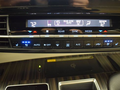 Used 2023 Toyota Sienna Limited image 21