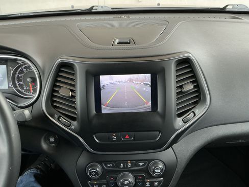 Used 2019 Jeep Cherokee Latitude Plus w/ Comfort/Convenience Group image 10