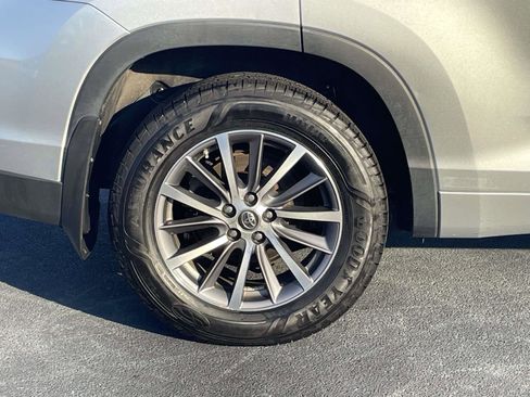Used 2018 Toyota Highlander XLE image 11