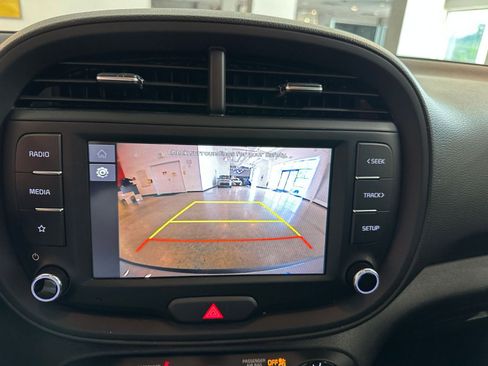 Used 2025 Kia Soul LX w/ LX Technology Package FWD image 23
