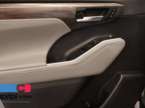 Used 2021 Toyota Highlander Platinum AWD/4WD image 9