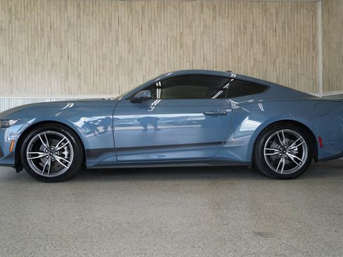 Used 2025 Ford Mustang Premium RWD image 5