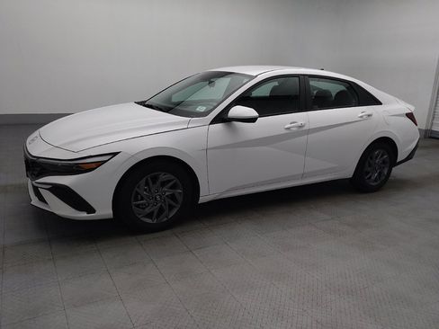 Used 2024 Hyundai Elantra SEL FWD image 2
