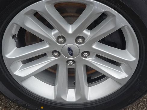 Used 2017 Ford Explorer XLT w/ Equipment Group 201A image 9