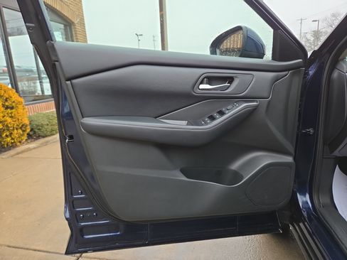 Used 2025 Nissan Rogue SV image 15