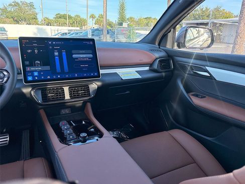 New 2025 VinFast VF 8 Plus image 24