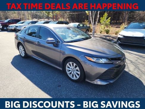 Used 2019 Toyota Camry LE image 1