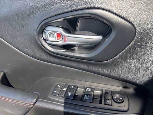 Used 2019 Jeep Cherokee Trailhawk w/ Cold Weather Group image 22