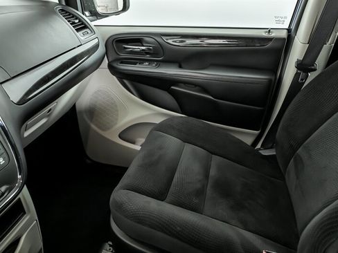 Used 2018 Dodge Grand Caravan SE image 28